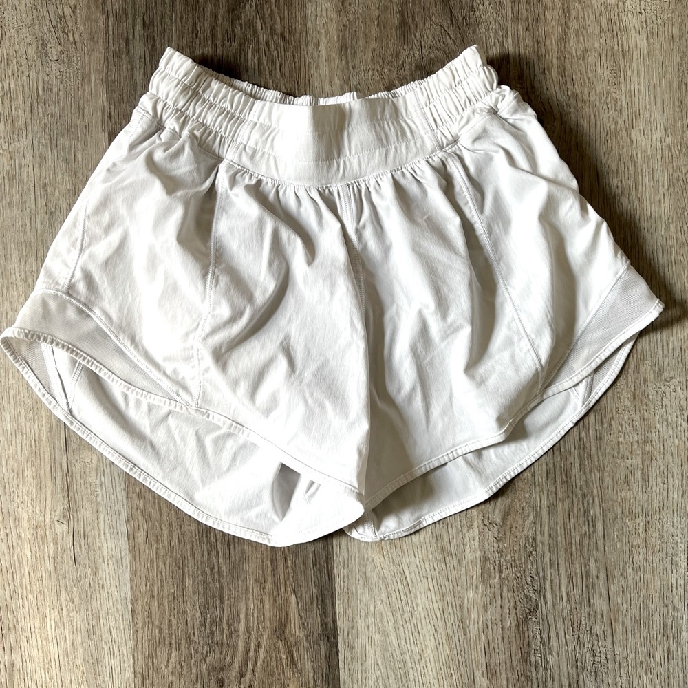 LULULEMON SIZE 4 TALL WHITE HOTTY HOT SHORTS